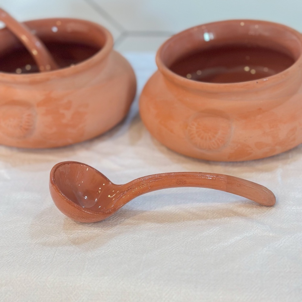 Terracotta salsa and guacamole serving dish with spoon - Picture 3 of 8